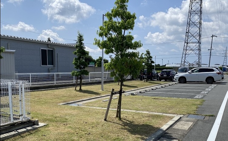 敷地の草刈りを行いました。